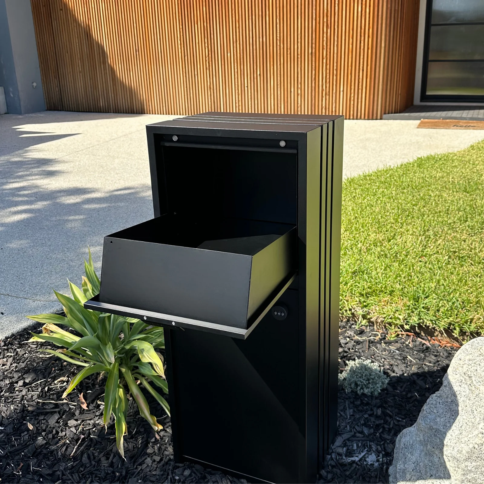 Bondi Parcel Pillar Letterbox - Black - Image 3