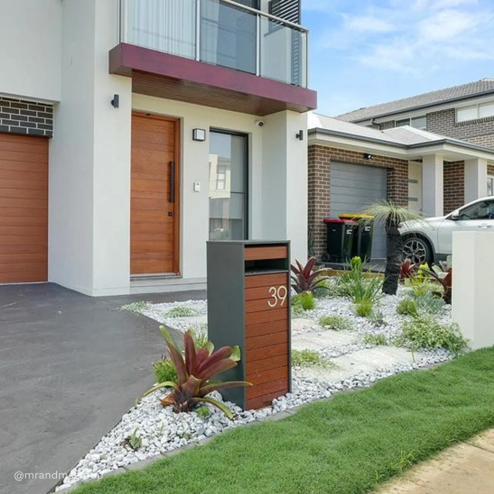 Hamilton Parcel Pillar Letterbox - Charcoal - Image 12