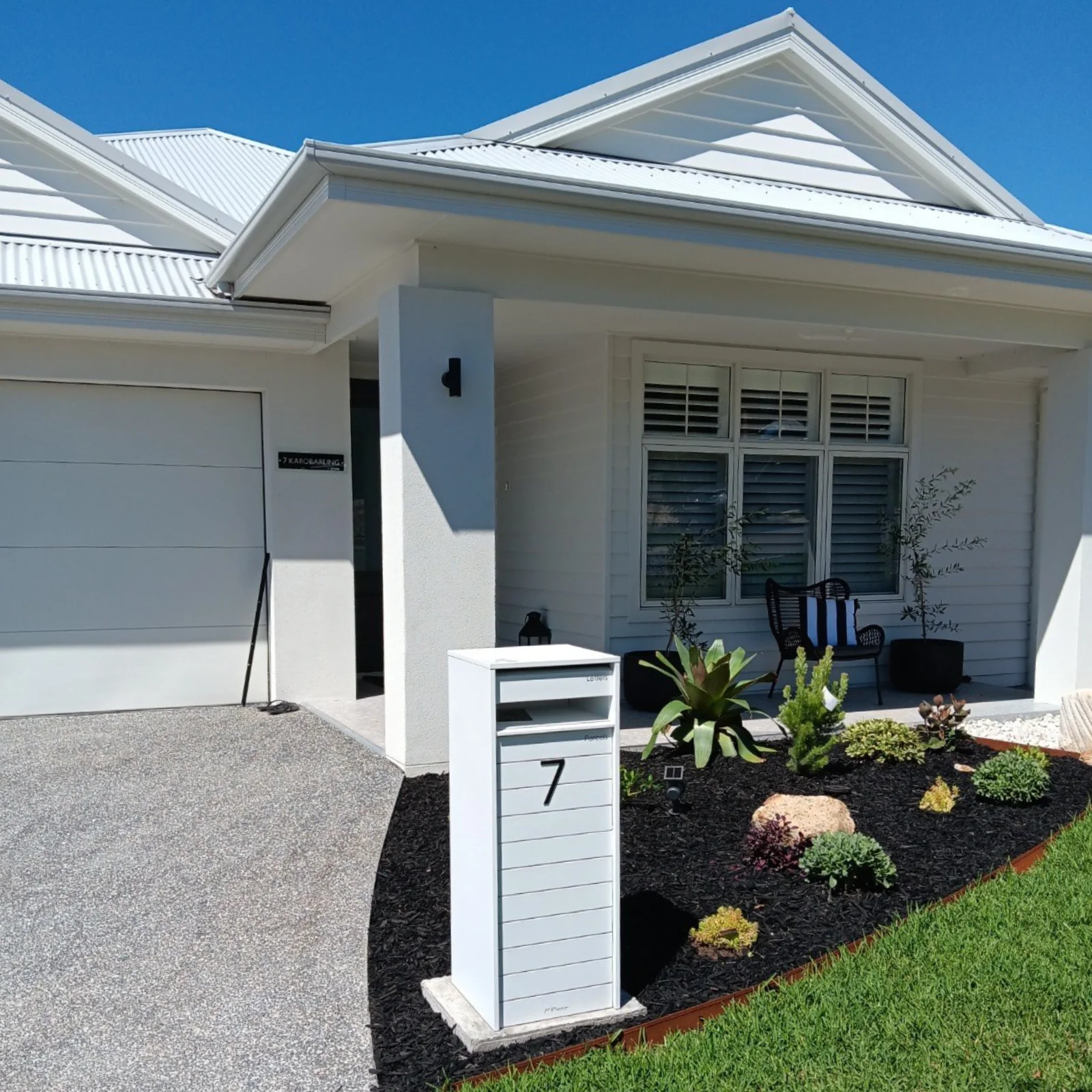 Hamilton Parcel Pillar Letterbox - White - Image 10