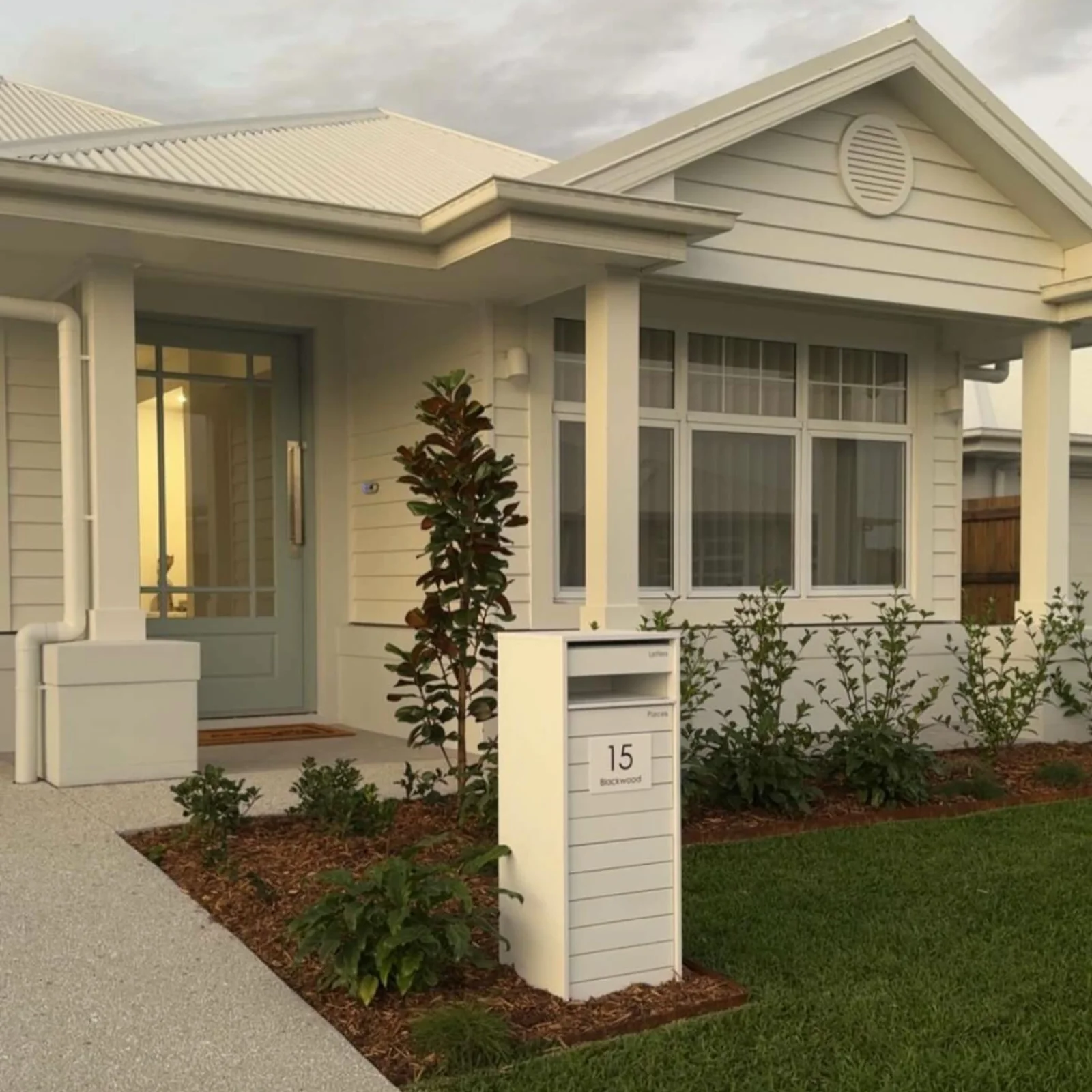 Hamilton Parcel Pillar Letterbox - White - Image 9