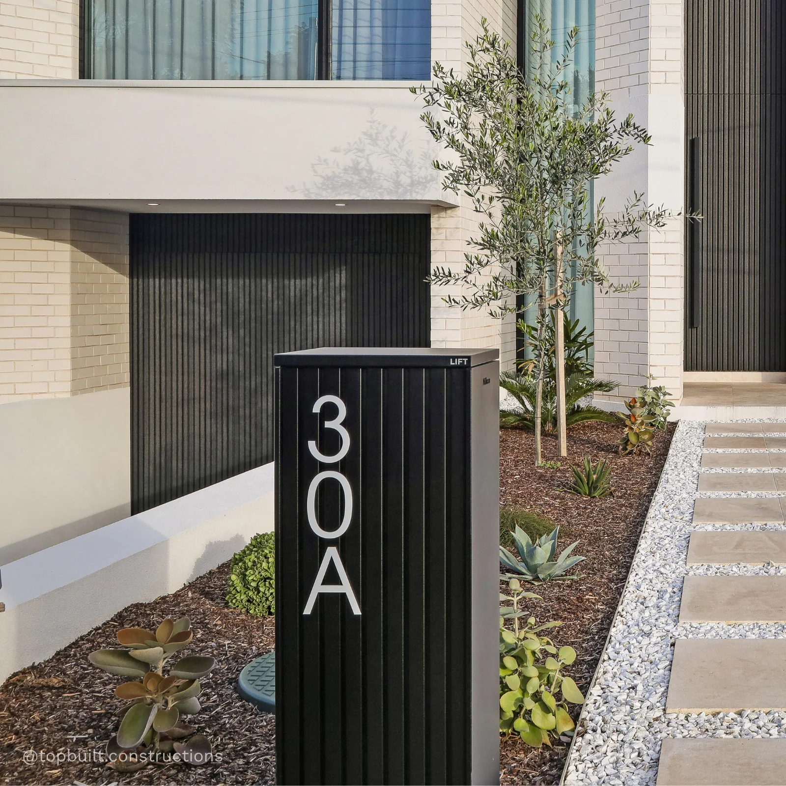 Noosa Parcel Pillar Letterbox - Black - Image 3
