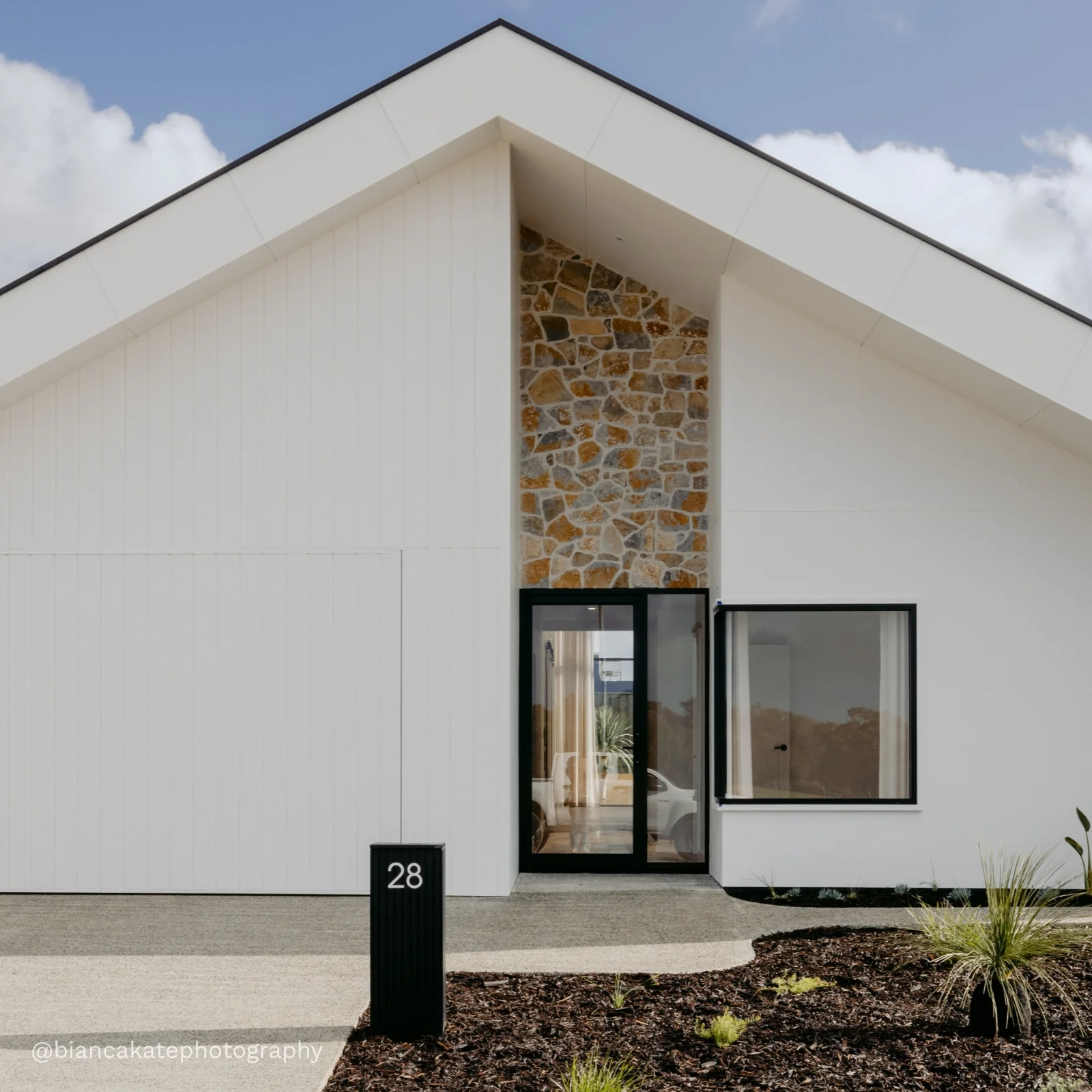 Noosa Parcel Pillar Letterbox - Black - Image 7