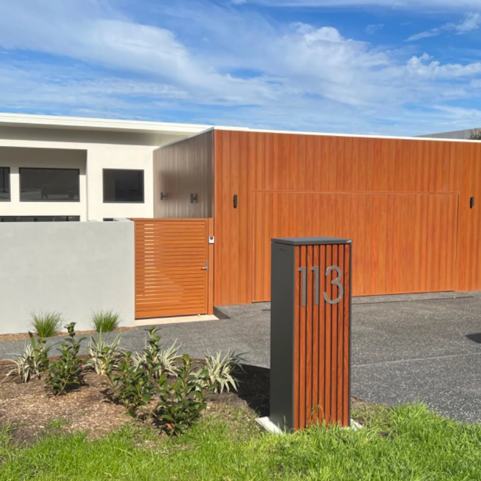Noosa Parcel Pillar Letterbox - Charcoal - Image 24