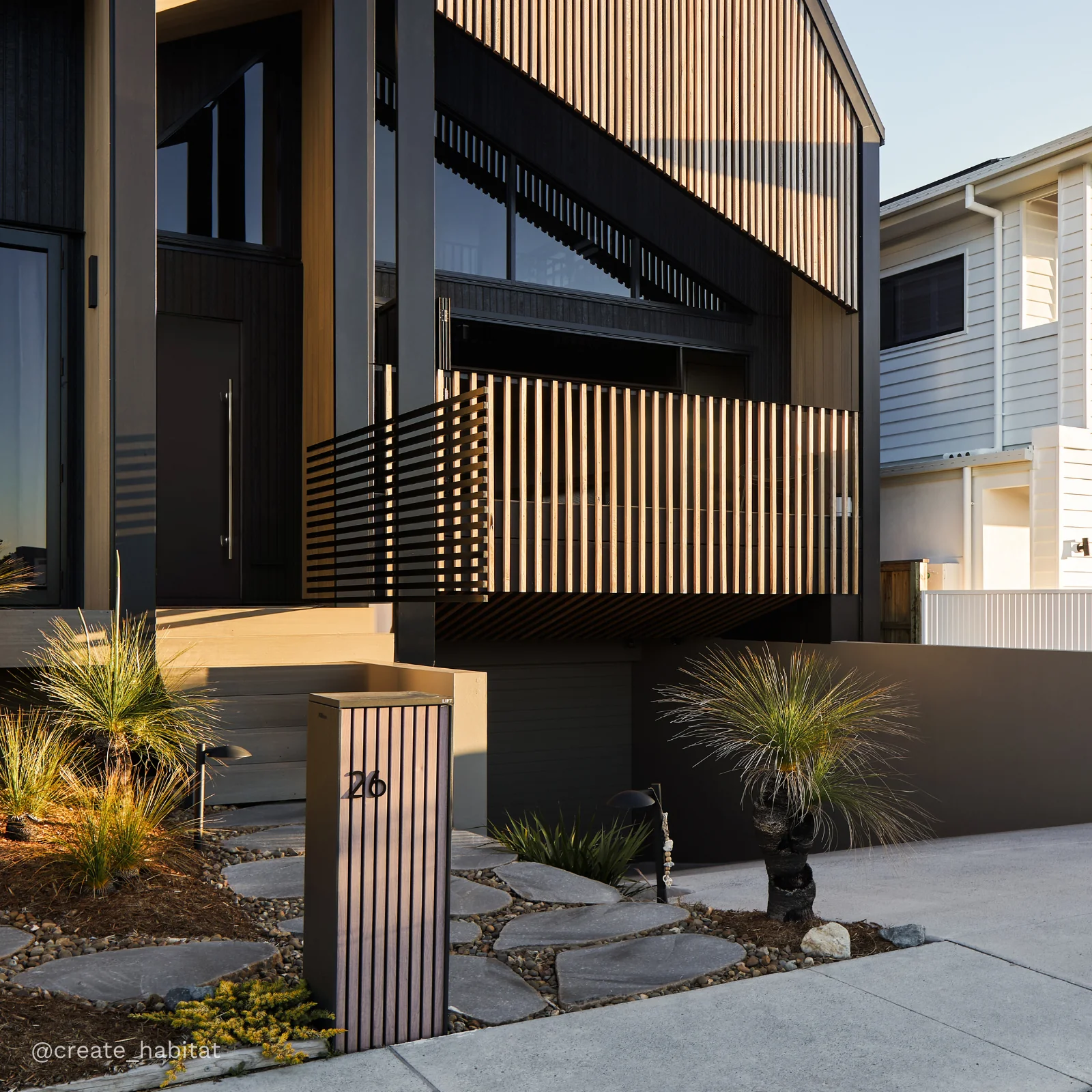 Noosa Parcel Pillar Letterbox - Charcoal - Image 3