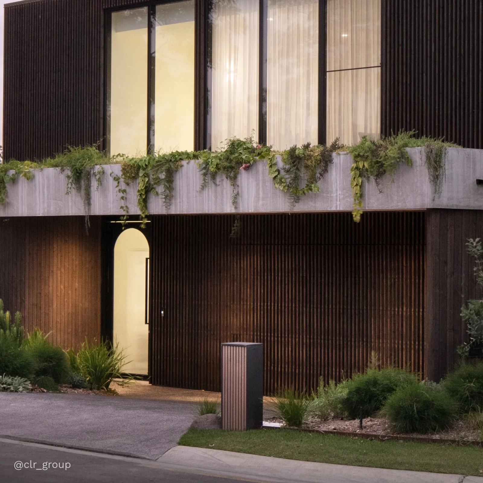 Noosa Parcel Pillar Letterbox - Charcoal - Image 4