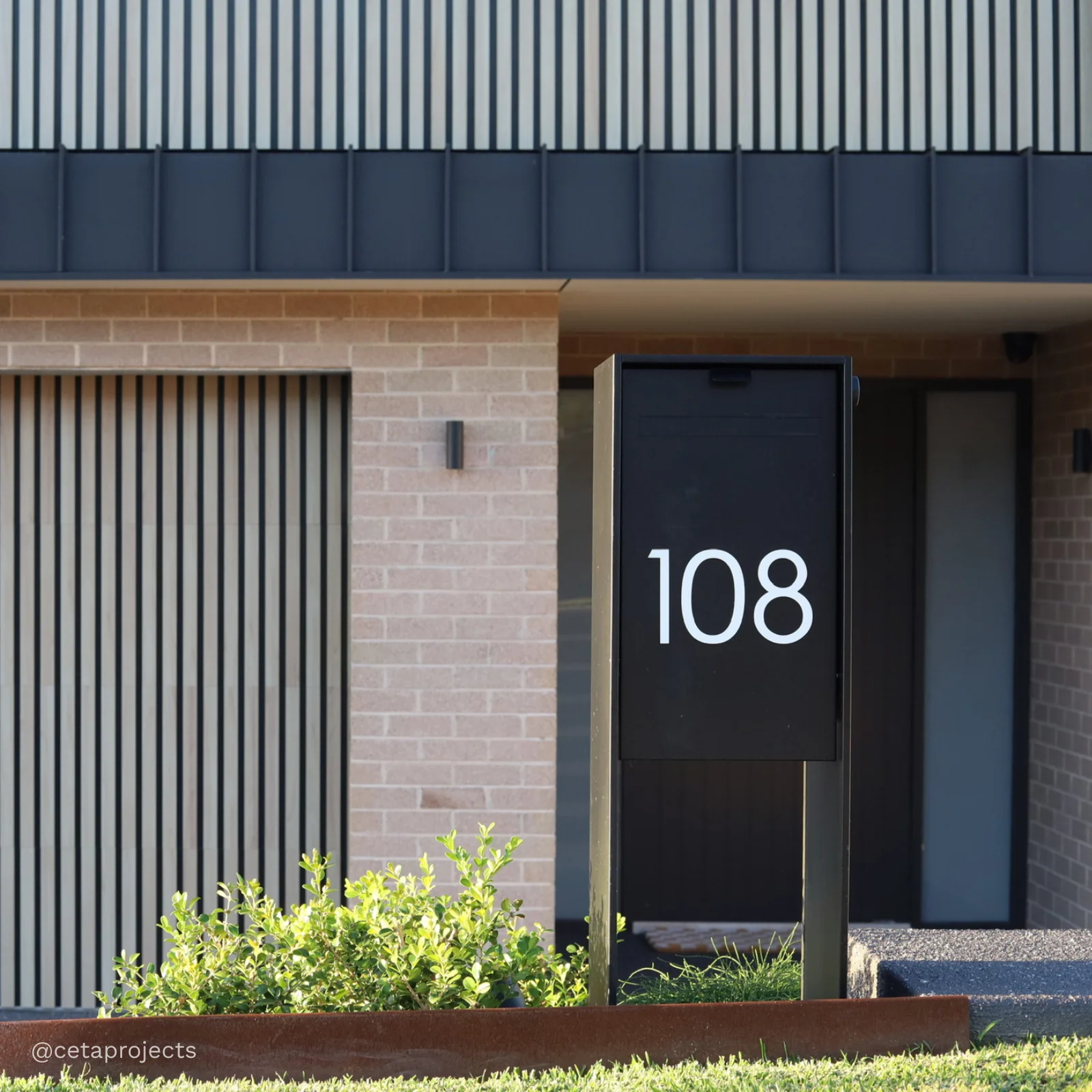 Vienna Parcel Pillar Letterbox - Black - Image 4